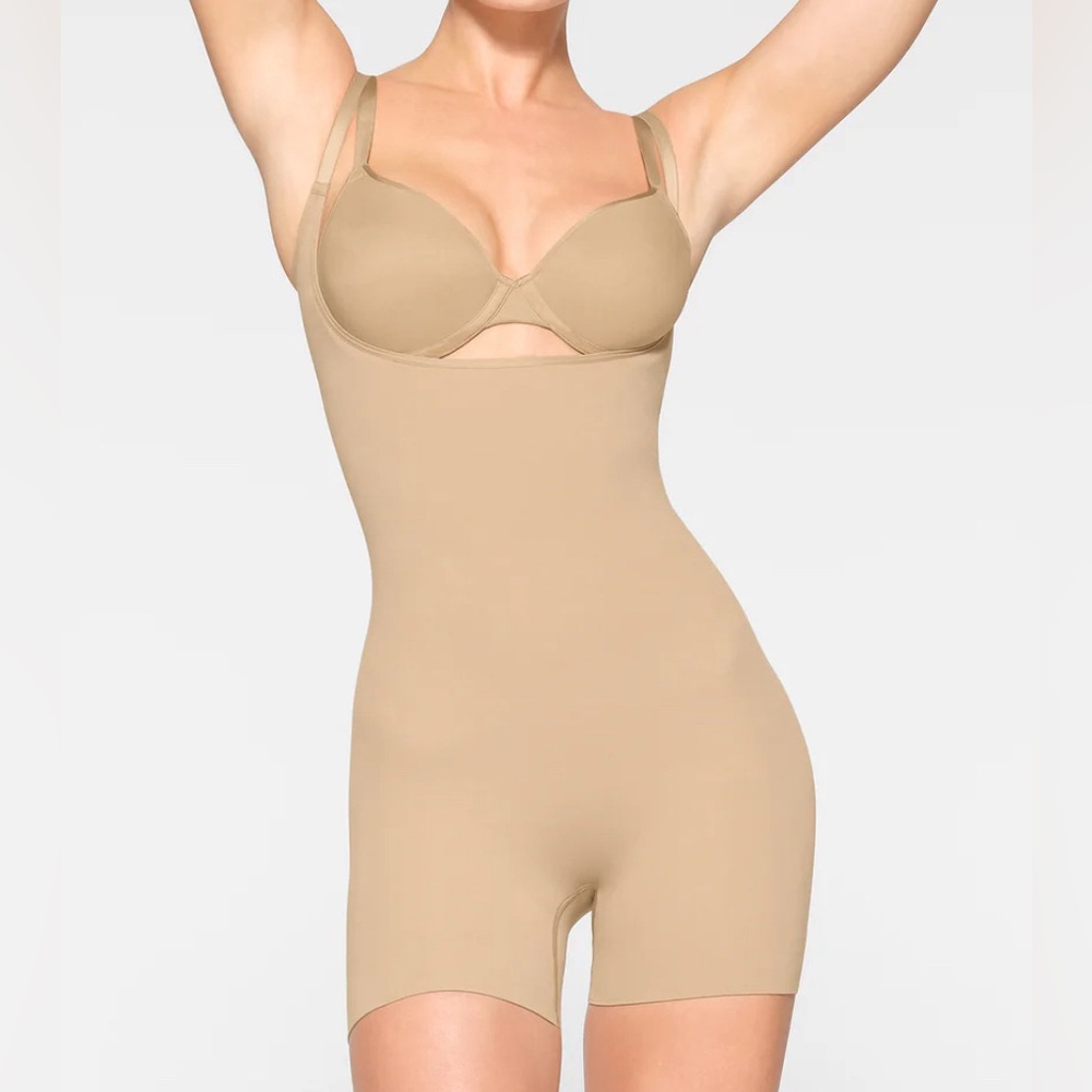 SKIMS SEAMLESS SCULPT OPEN BUST SHORTIE BODYSUIT | CLAY - CLAY / SIZE SMALL